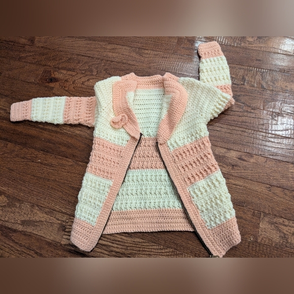 Hand Knit Cozy Pink and Cream Zipper Cardigan With Floral Design Kids Sz L 10-12 - Picture 7 of 8